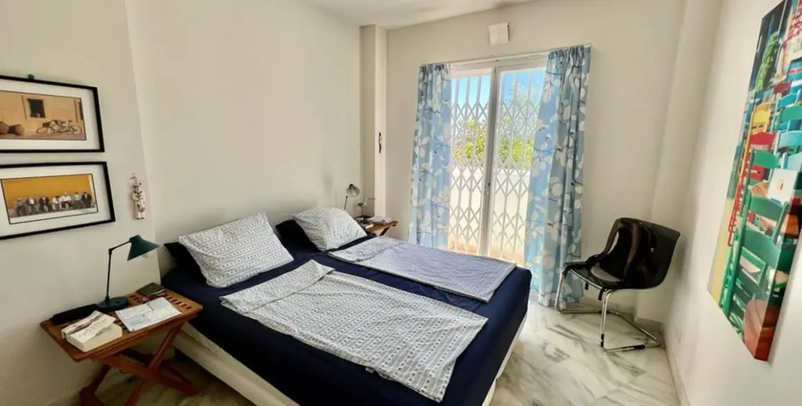 Sale of middle floor apartment in Elviria 23