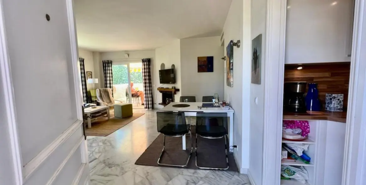 Sale of middle floor apartment in Elviria 25