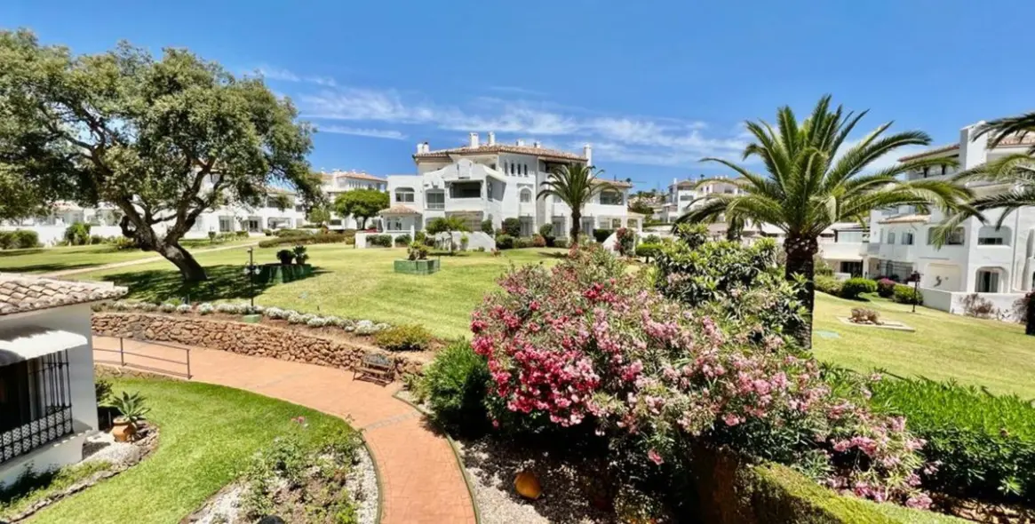 Sale of middle floor apartment in Elviria 26