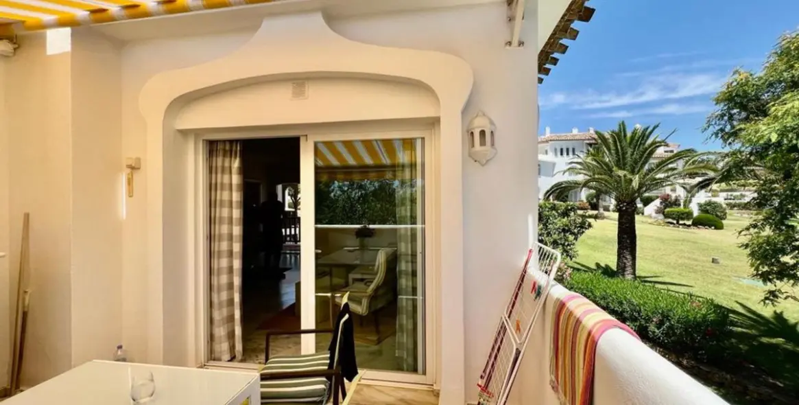 Sale of middle floor apartment in Elviria 27