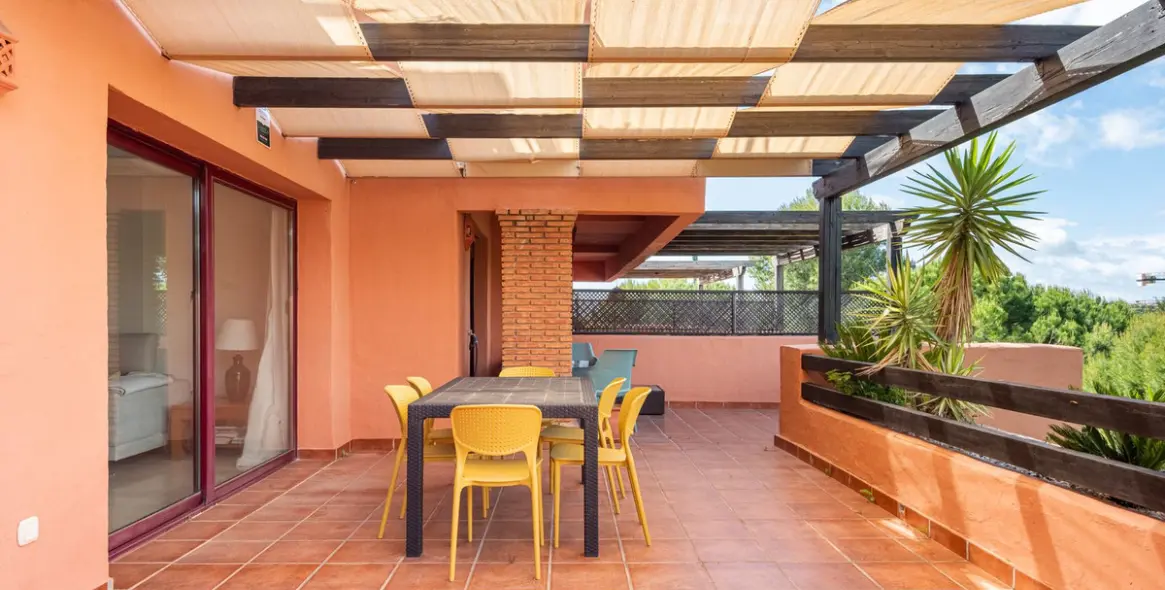 Sale of middle floor apartment in Casares 2