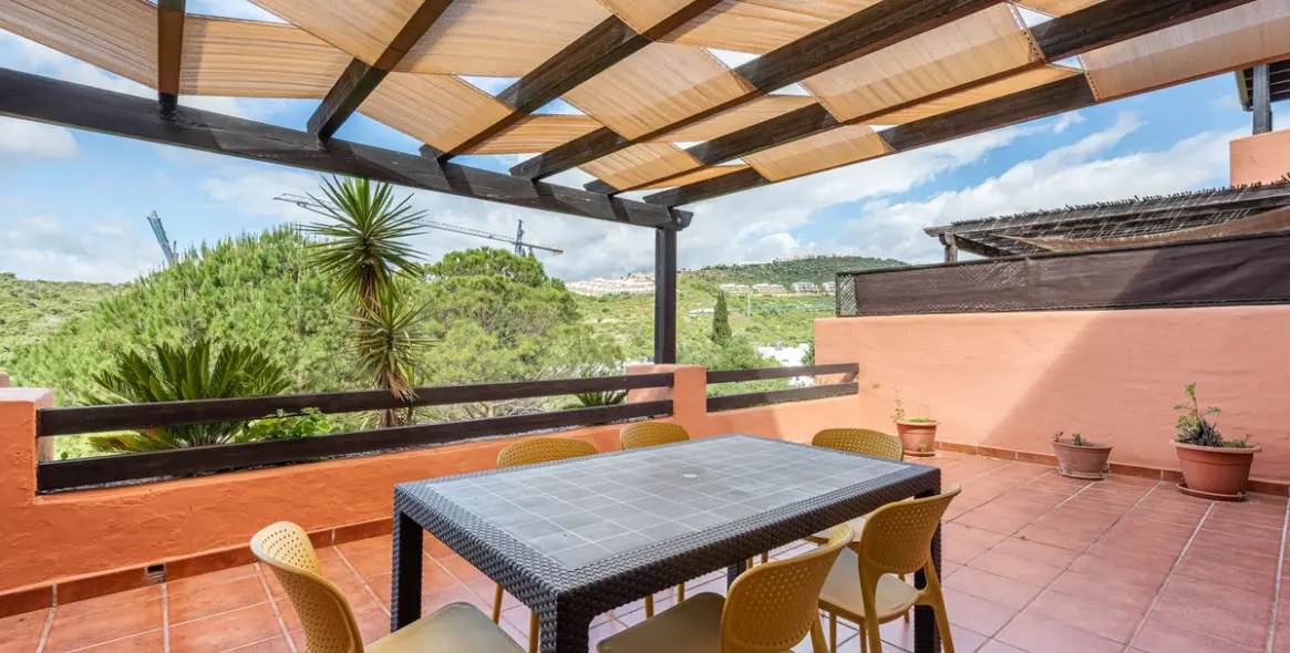 Sale of middle floor apartment in Casares 3