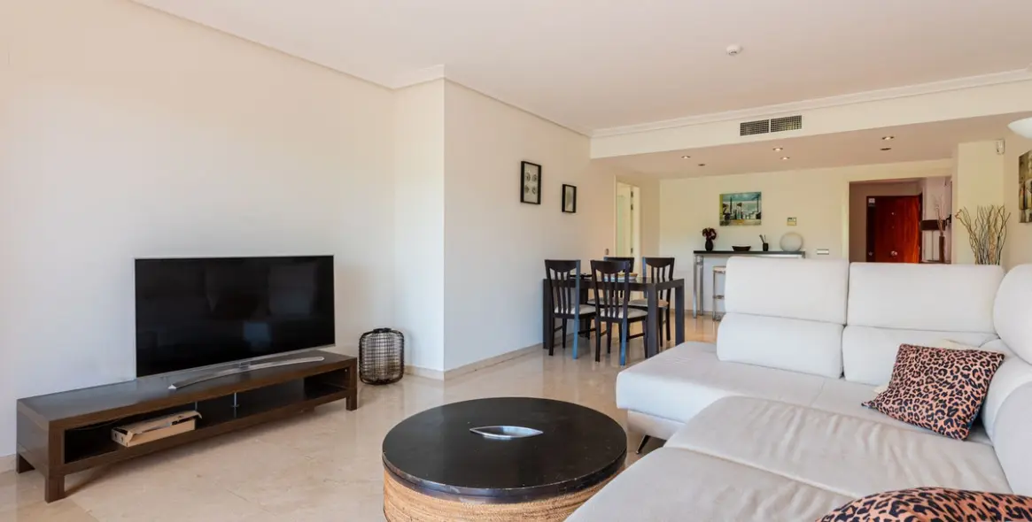 Sale of middle floor apartment in Casares 6