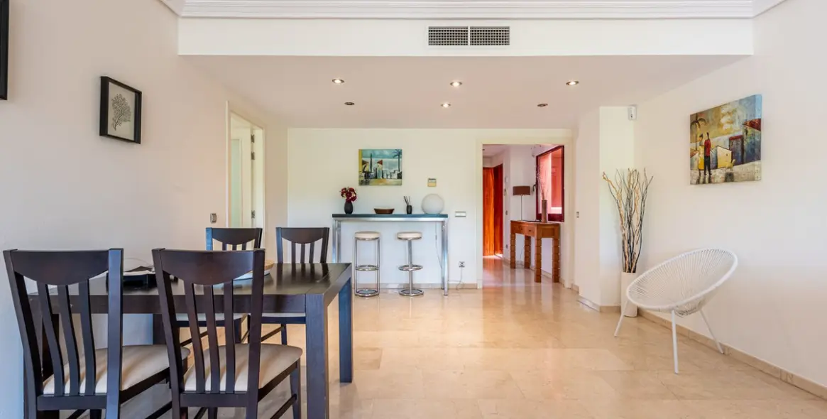 Sale of middle floor apartment in Casares 8