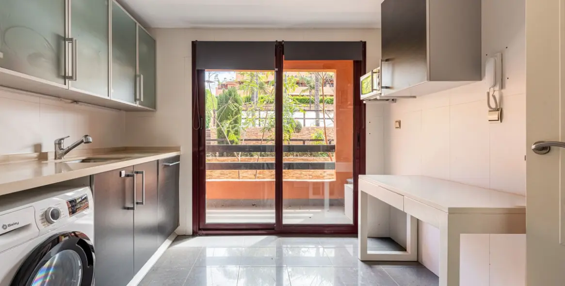 Sale of middle floor apartment in Casares 10