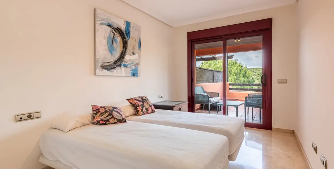 Sale of middle floor apartment in Casares 11