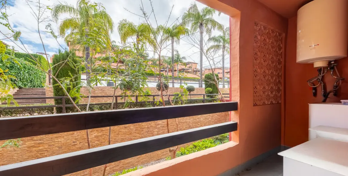 Sale of middle floor apartment in Casares 12
