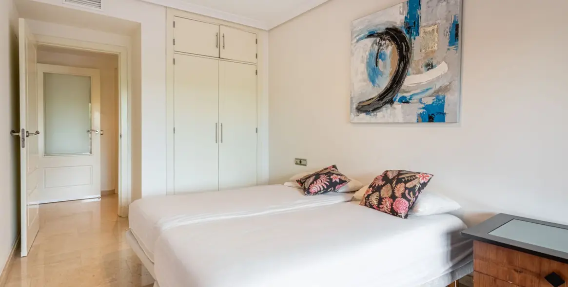 Sale of middle floor apartment in Casares 13
