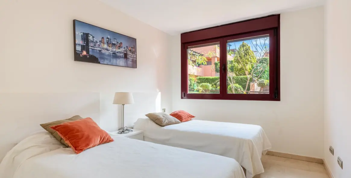 Sale of middle floor apartment in Casares 14