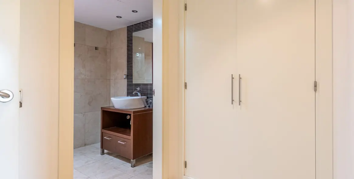 Sale of middle floor apartment in Casares 15