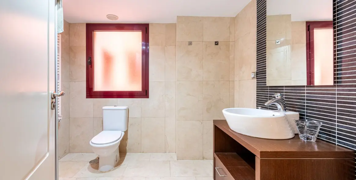 Sale of middle floor apartment in Casares 16