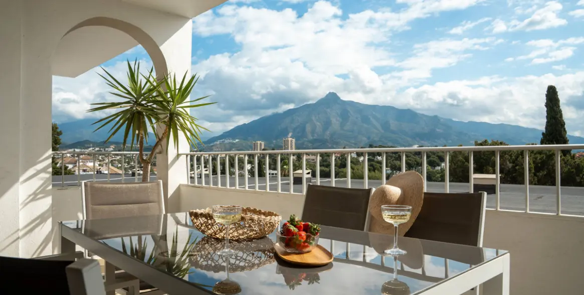 Venta de apartamento en planta media en Nueva Andalucía 3