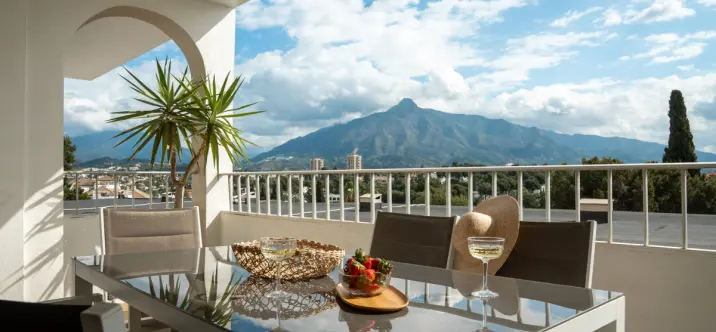 Venta de apartamento en planta media en Nueva Andalucía 2