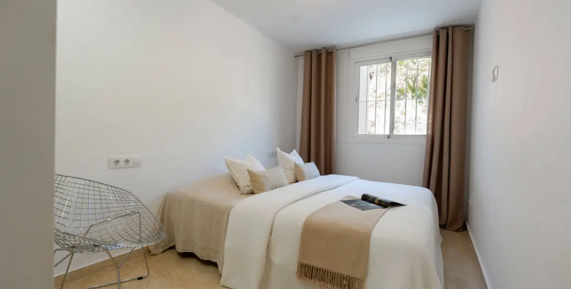 Venta de apartamento en planta media en Nueva Andalucía 18