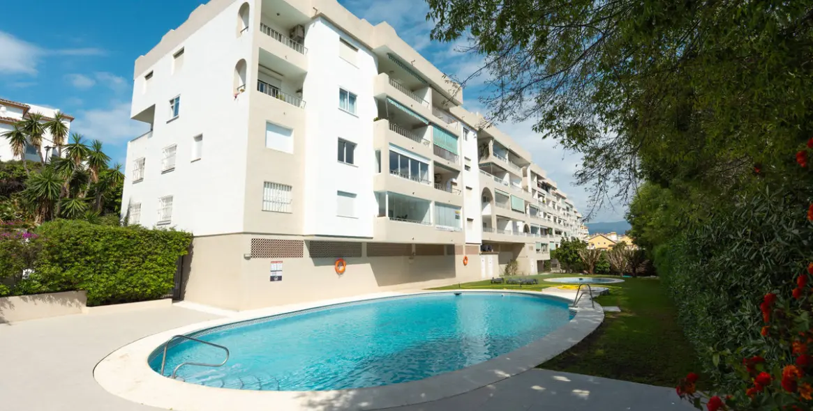 Venta de apartamento en planta media en Nueva Andalucía 21
