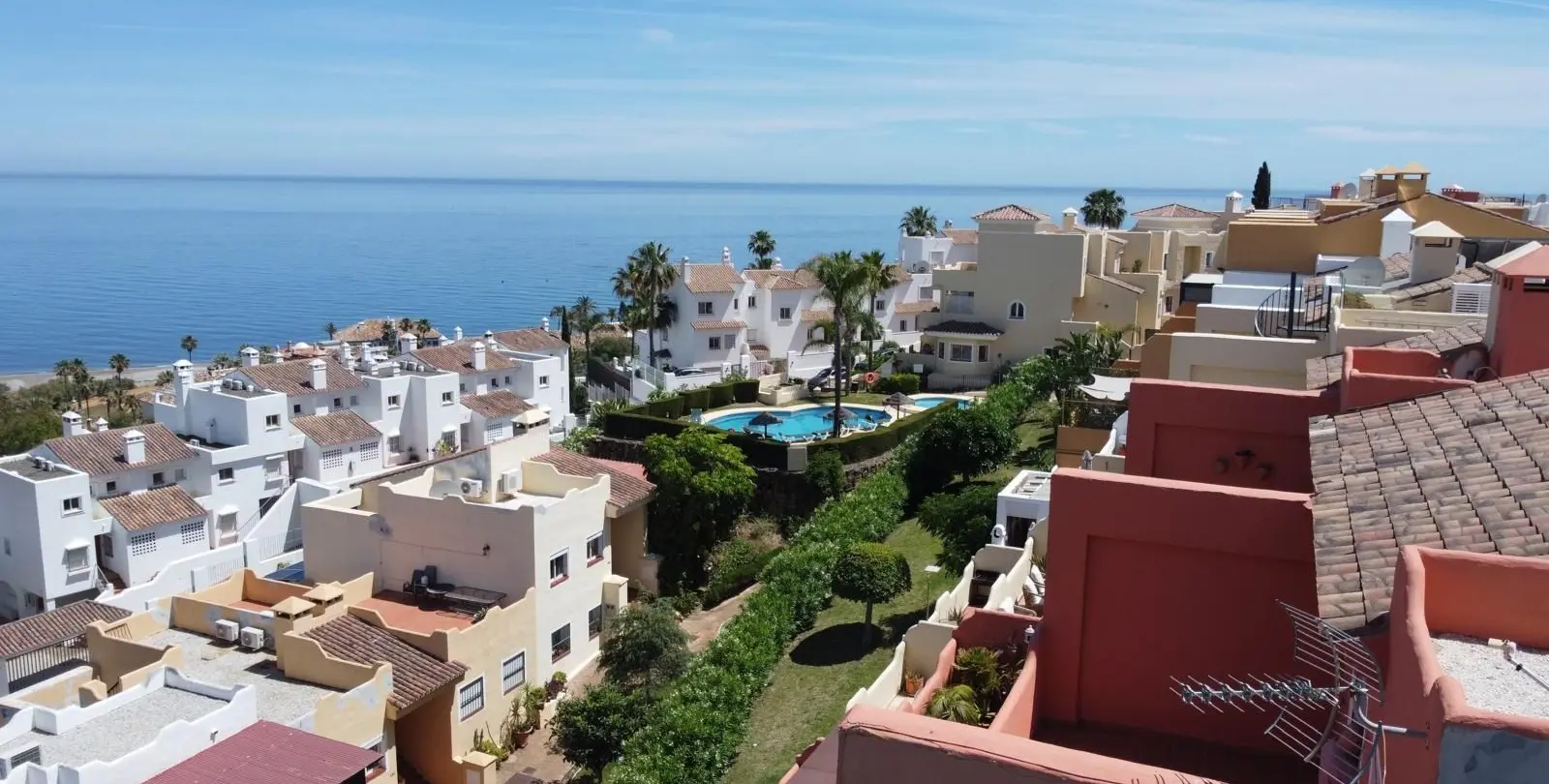 Продажа двухуровневого пентхауса в Casares Playa 8