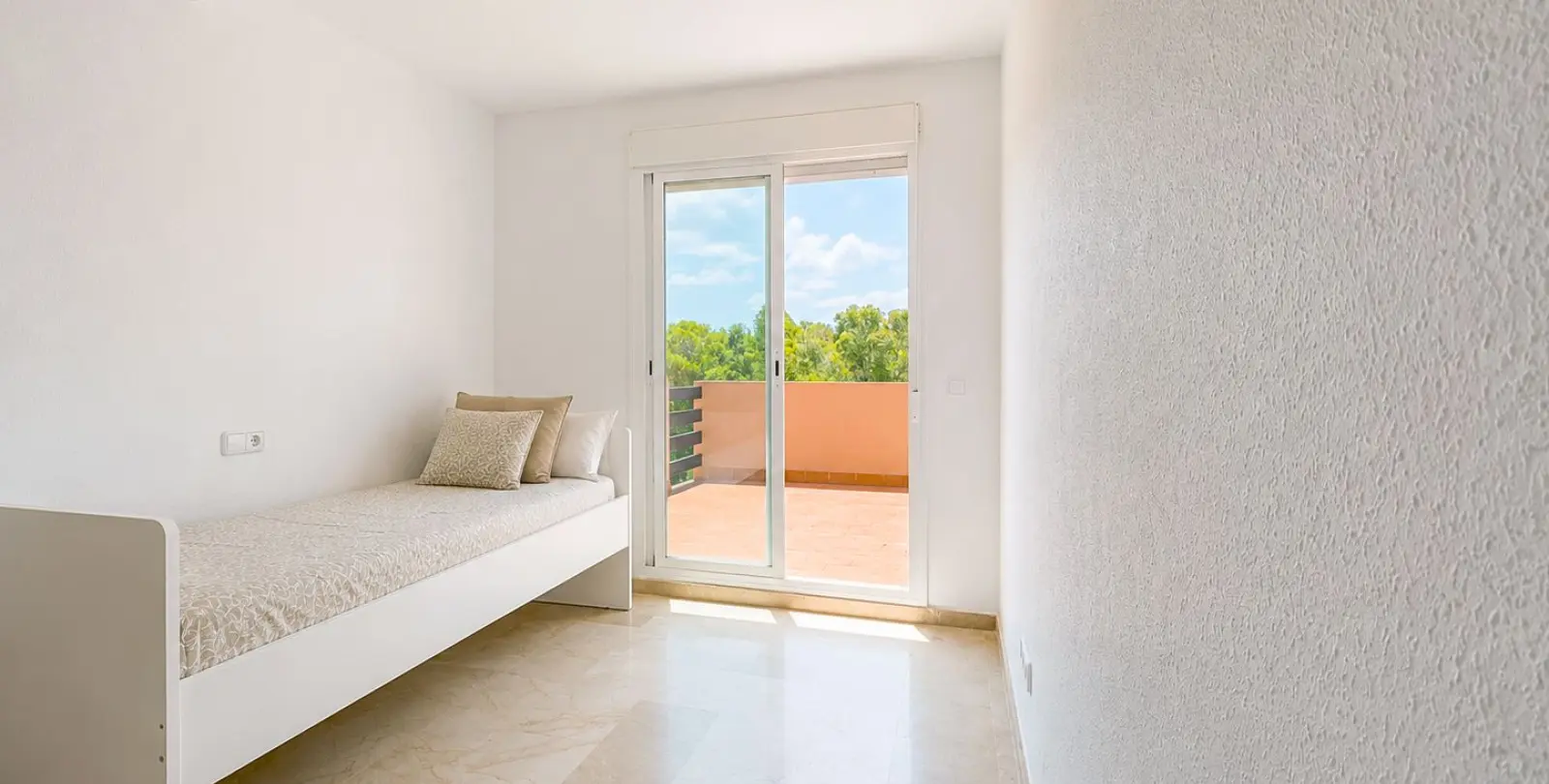 Продажа двухуровневого пентхауса в Casares 11