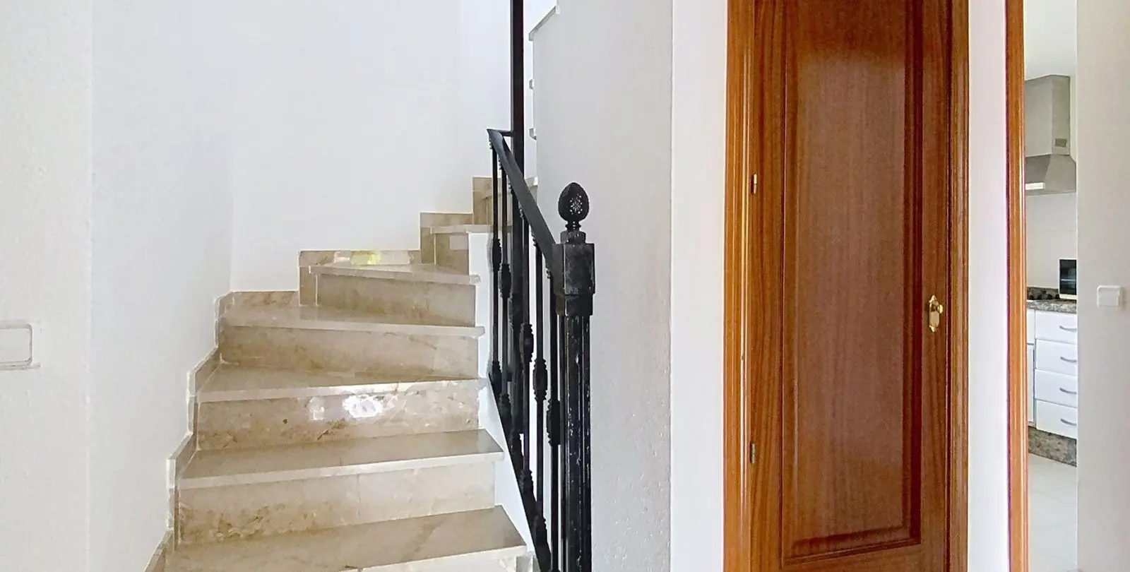 Продажа двухуровневого пентхауса в Casares 18