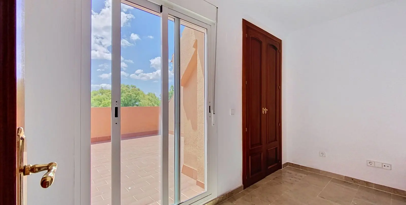 Продажа двухуровневого пентхауса в Casares 29