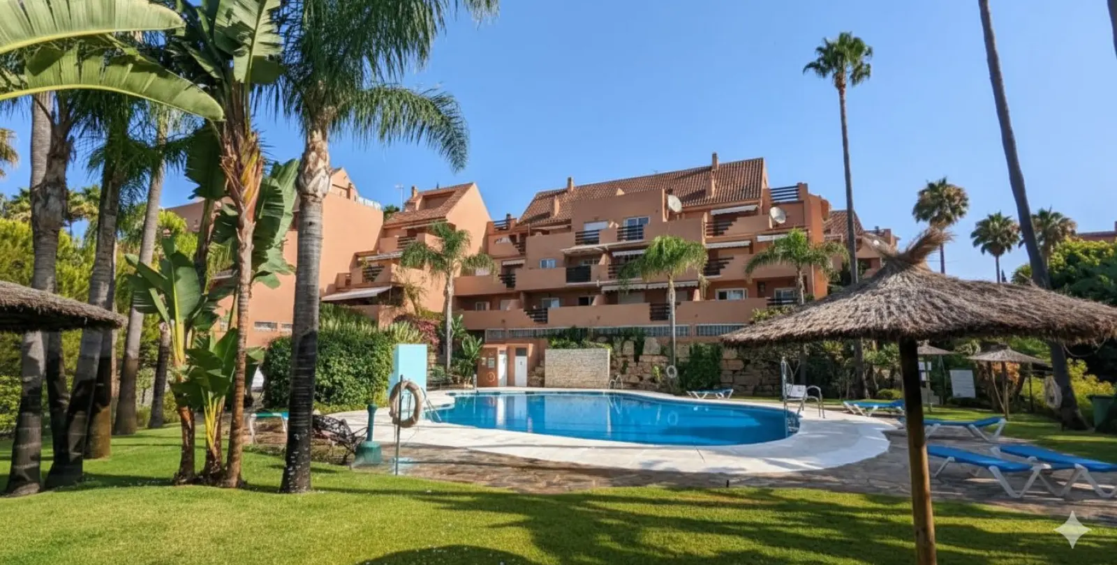 Продажа двухуровневого пентхауса в Casares 35