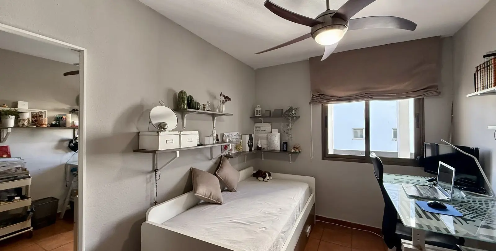 Venta de apartamento en planta media en Recinto Ferial 26