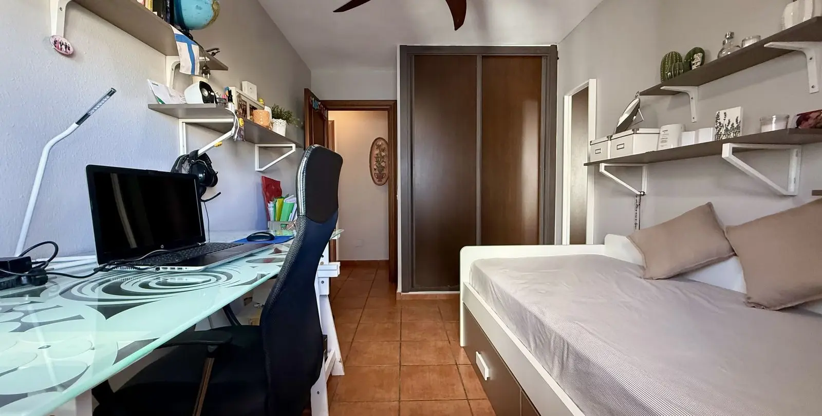 Venta de apartamento en planta media en Recinto Ferial 27