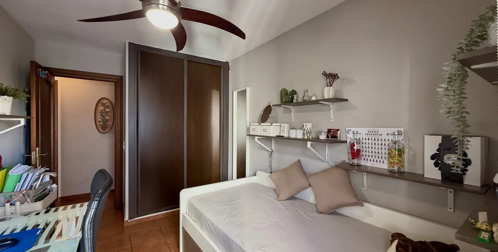 Venta de apartamento en planta media en Recinto Ferial 28