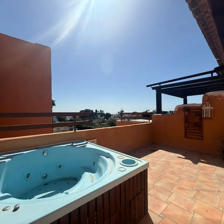 Sale of duplex in Estepona
