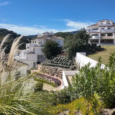 Продажа апартаментов на среднем этаже в Nueva Andalucía