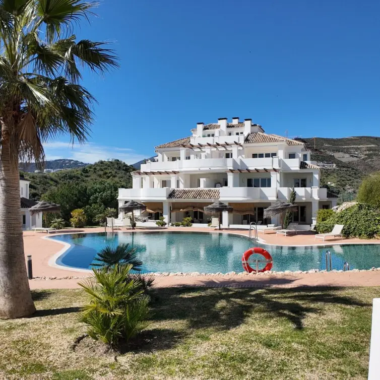 Sale of middle floor apartment in Nueva Andalucía