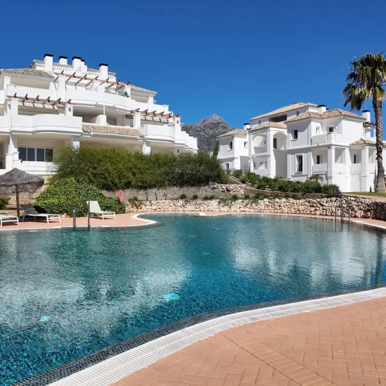 Sale of middle floor apartment in Nueva Andalucía