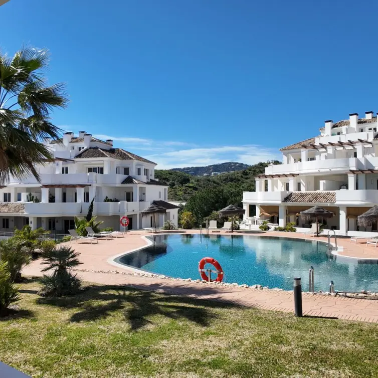 Sale of middle floor apartment in Nueva Andalucía