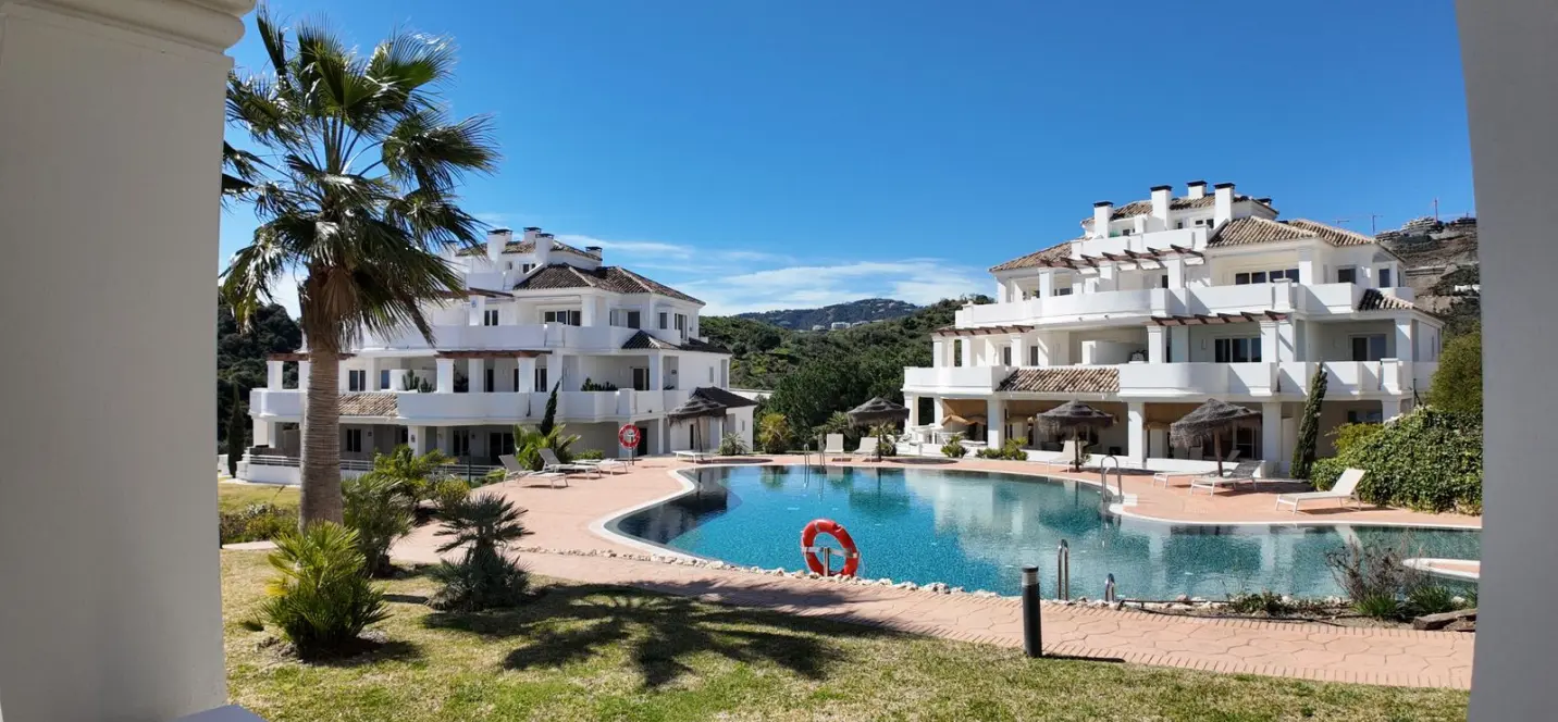 Sale of middle floor apartment in Nueva Andalucía 2