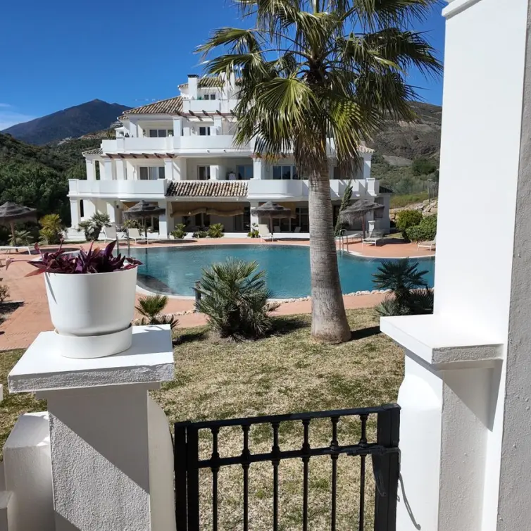 Sale of middle floor apartment in Nueva Andalucía
