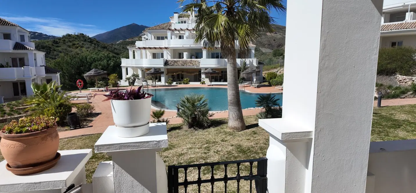 Sale of middle floor apartment in Nueva Andalucía 3