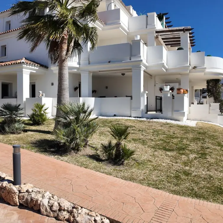 Sale of middle floor apartment in Nueva Andalucía