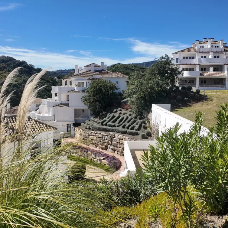 Sale of middle floor apartment in Nueva Andalucía