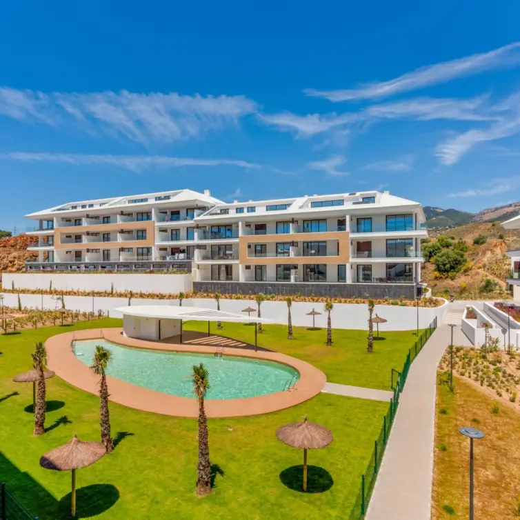 Sale of middle floor apartment in Fuengirola