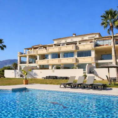 Venta de apartamento en planta media en Selwo