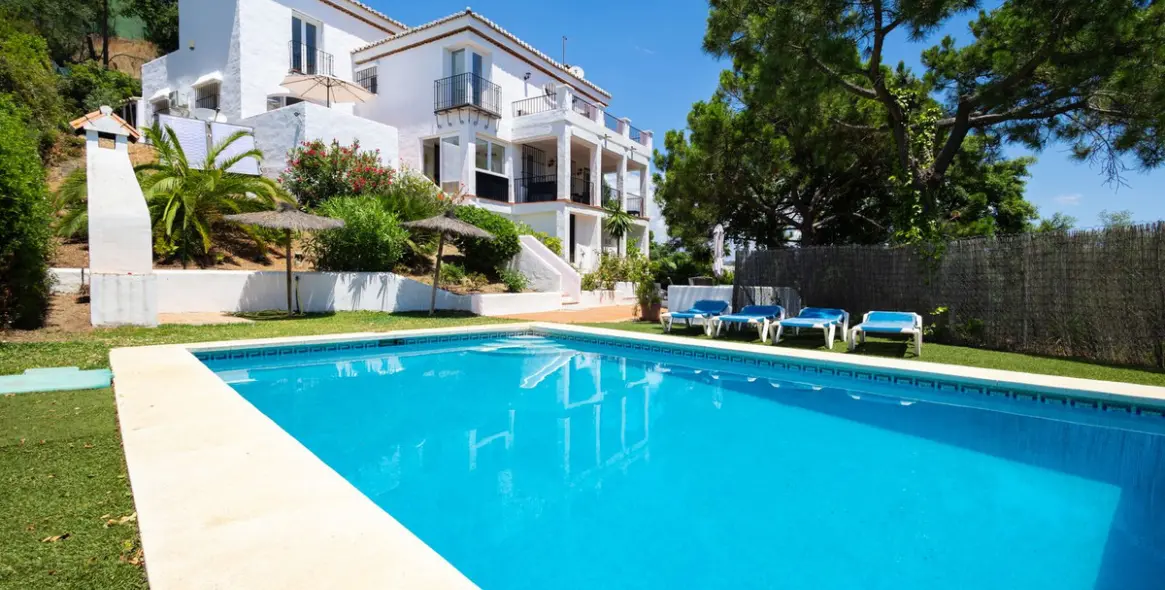 Sale of detached villa in Estepona 2