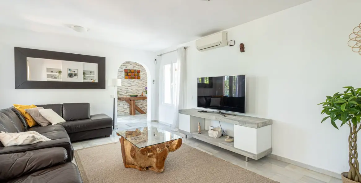 Sale of detached villa in Estepona 5