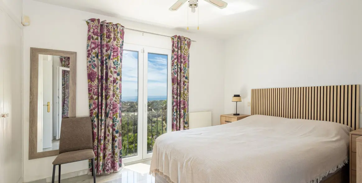 Sale of detached villa in Estepona 12