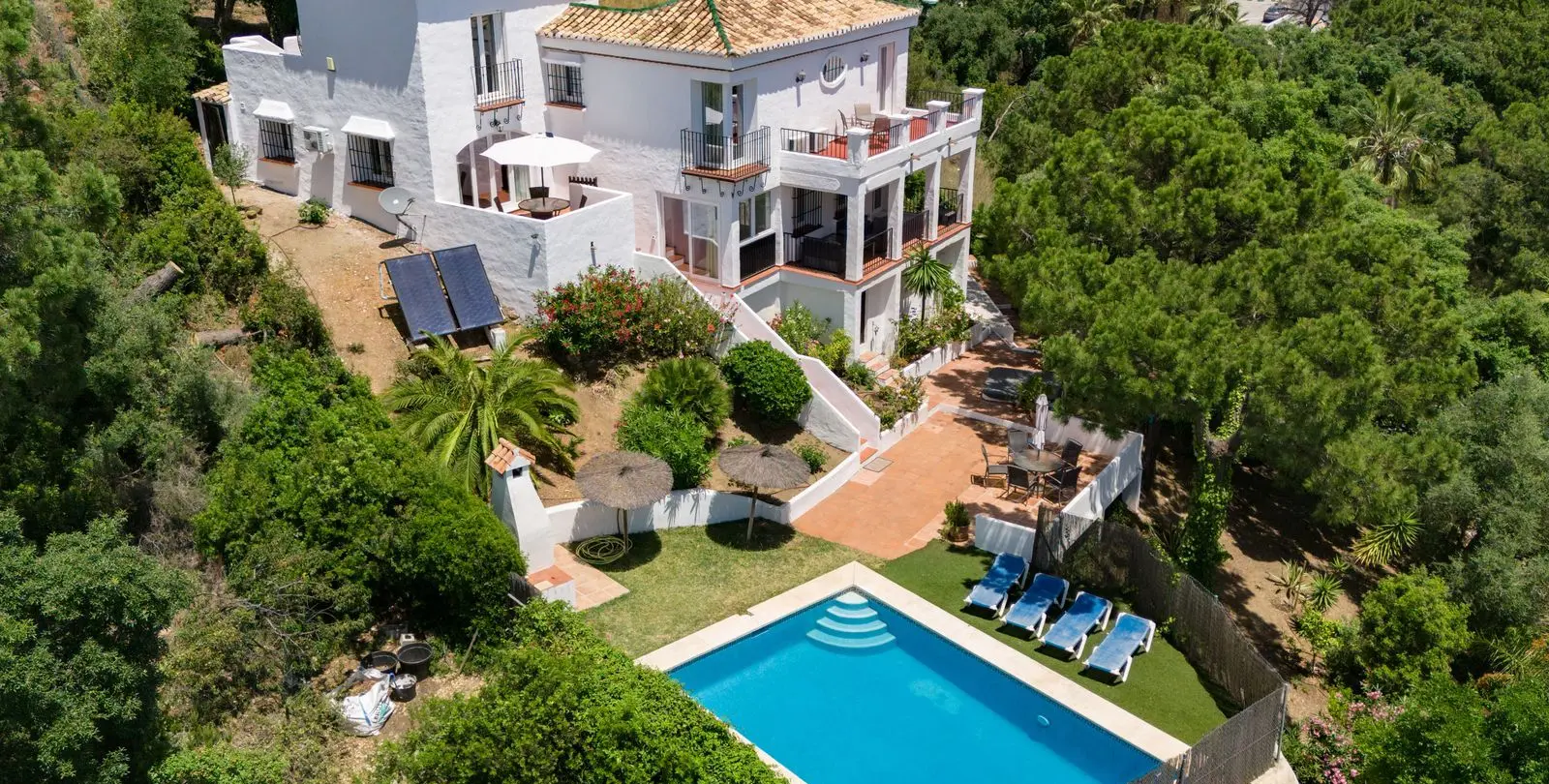 Sale of detached villa in Estepona 1