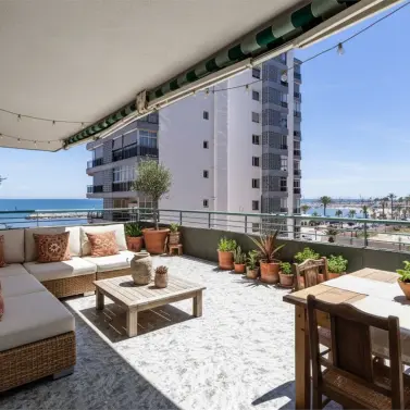 Sale of middle floor apartment in Fuengirola