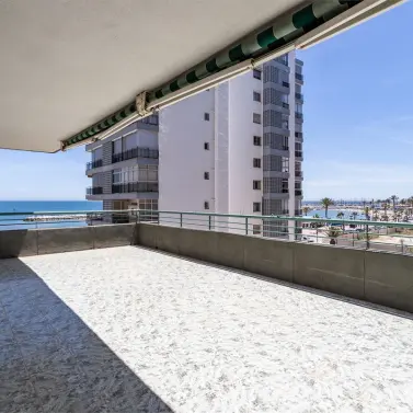 Sale of middle floor apartment in Fuengirola