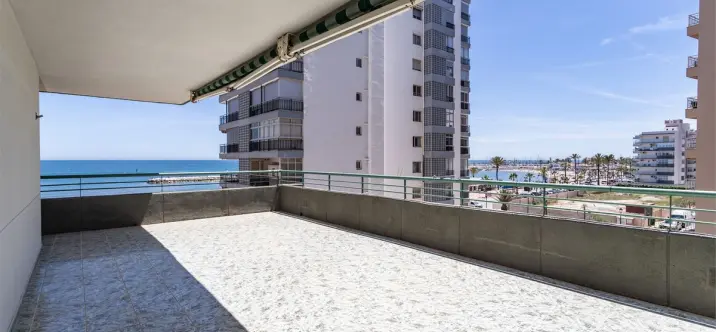 Sale of middle floor apartment in Fuengirola 2