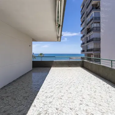 Sale of middle floor apartment in Fuengirola