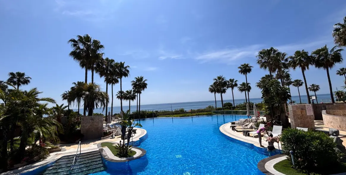 Sale of ground floor apartment in Estepona 2