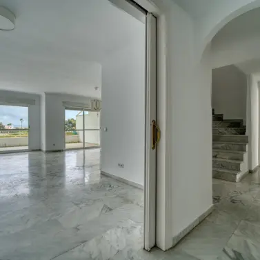 Продажа двухуровневого пентхауса в Guadalmina Baja
