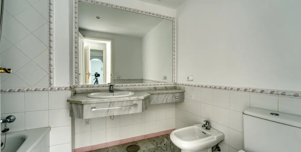 Продажа двухуровневого пентхауса в Guadalmina Baja 39